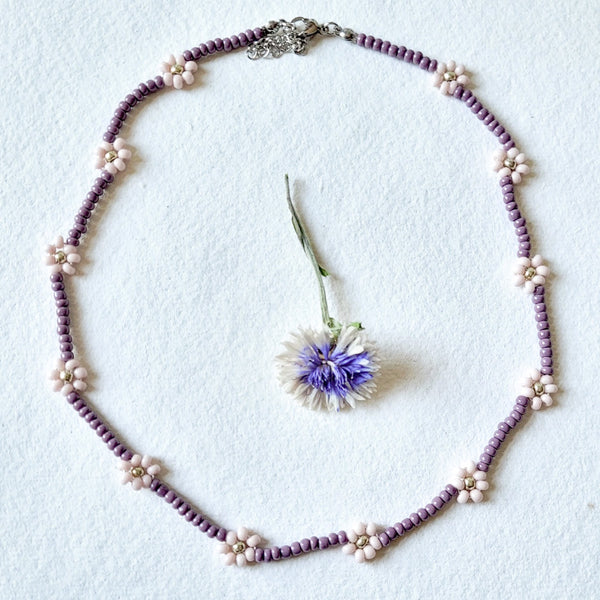 Sommerliche Blumenkette, Choker flieder, Halskette Blumen